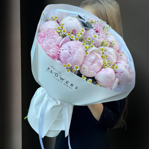 Chamomile Peony Serenade - Dutch Premium Peonies and Chamomile Bouquet