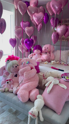 Sweet 16 birthday room decoration with pink and purple heart balloons, giant plush teddy bears, and white bunny toys — Miami same-day delivery