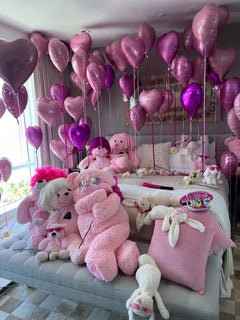 Sweet 16 birthday room decoration with pink and purple heart balloons, giant plush teddy bears, and white bunny toys — Miami same-day delivery