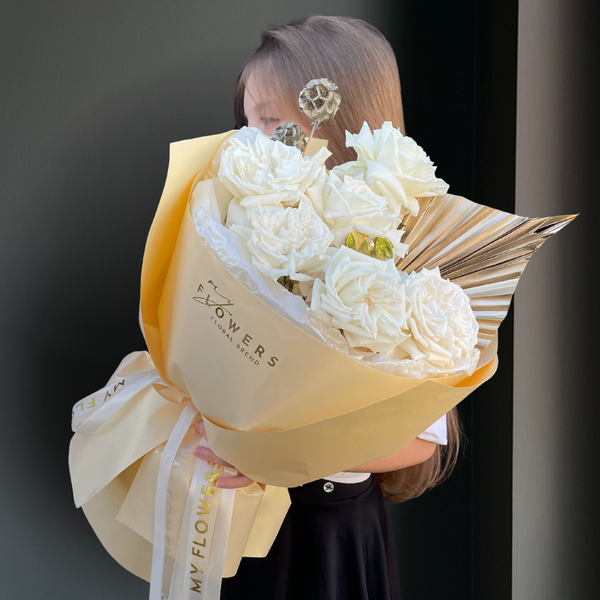 Golden sunset - French-style white rose, hydrangea, palm leaf